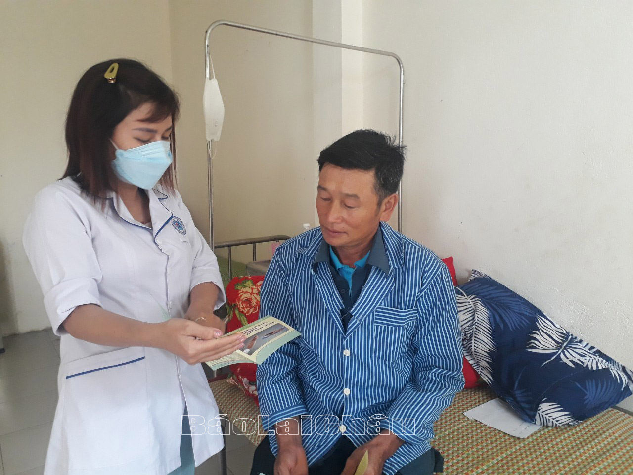 : Cán bộ TTYT thành phố Lai Châu tuyên truyền phòng, chống tác hại thuốc lá cho bệnh nhân.