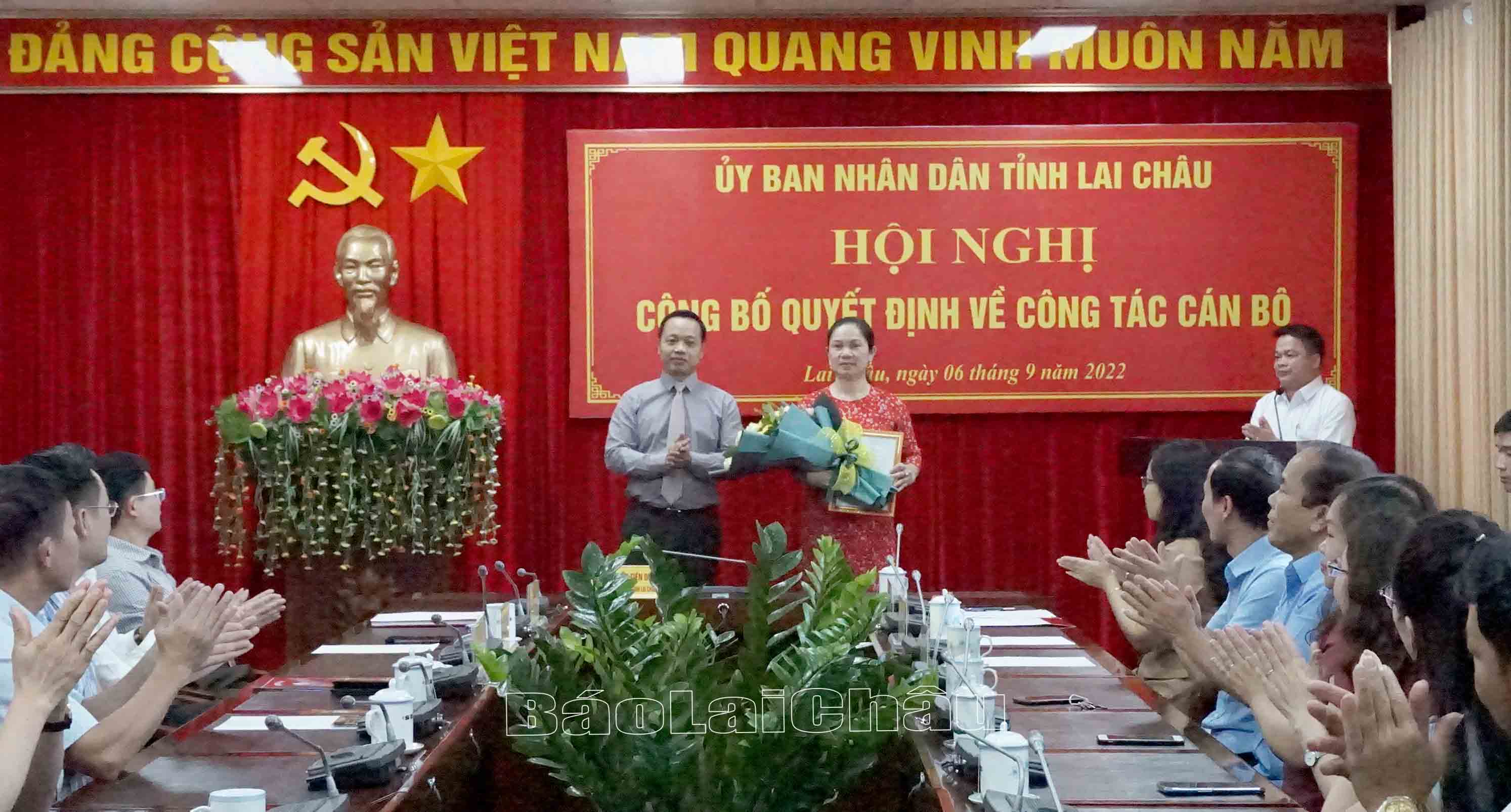 Chủ tịch UBND tỉnh Trần Tiến Dũng trao quyết định bổ nhiệm và tặng hoa chúc mừng đồng chí Nguyễn Thị Ngọc Hà.