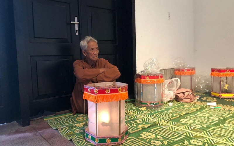  Nghệ nhân Nguyễn Văn Quyền trầm tư bên những chiếc đèn kéo quân của mình.