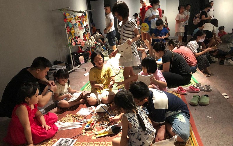  Vẽ mặt nạ giấy bồi.