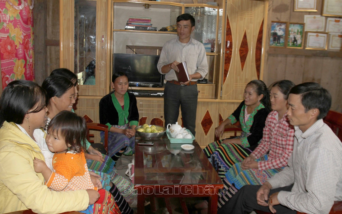 Anh Cứ A Chu -  Bí thư Chi bộ Lao Chải 1( xã Khun Há, huyện Tam Đường) tuyên truyền các đường lối chính sách của Đảng, Nhà nước tới bà con.