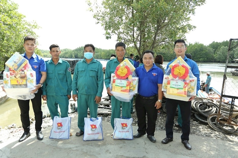 Đồng chí Huỳnh Kim Tựu (thứ 2 từ phải sang) vận động tặng quà cho các hộ dân giữ rừng Phân khu VI 