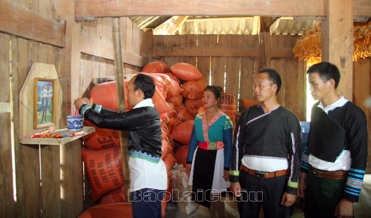 Người dân bản Huổi Bắc (xã Pha Mu, huyện Than Uyên) lập lại bàn thờ để cúng tổ tiên.