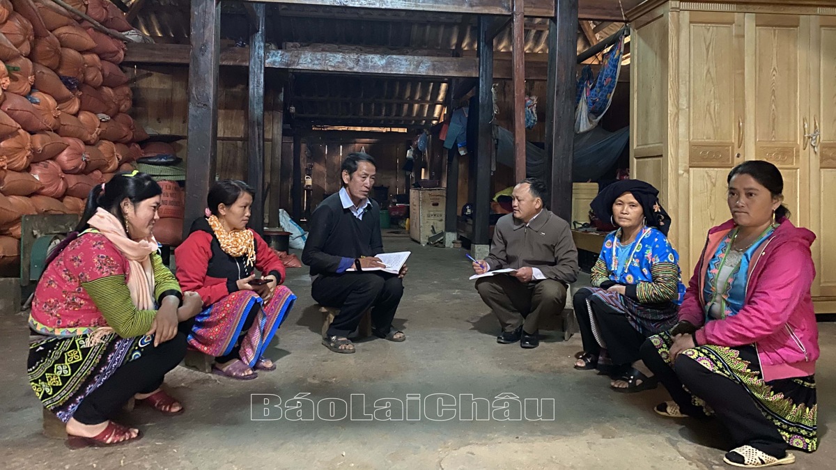 Cán bộ xã Hố Mít, huyện Tân Uyên tuyên truyền, vận động bà con trong bản xây dựng nếp sống mới, xóa bỏ các hủ tục lạc hậu. 