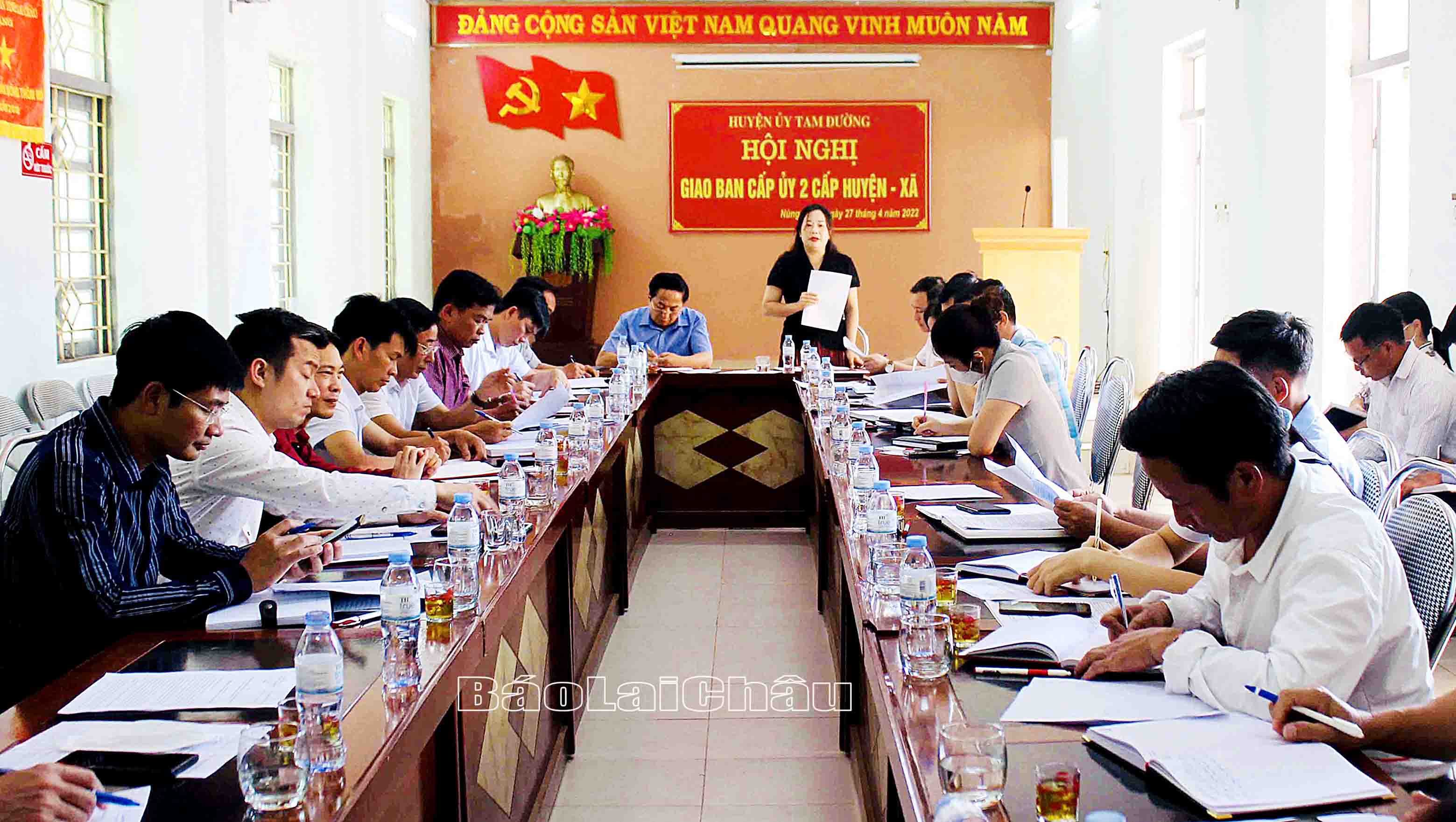 Đồng chí Tẩn Thị Quế - Bí thư Huyện ủy, Chủ tịch HĐND huyện Tam Đường chủ trì hội nghị giao ban cấp ủy 2 cấp huyện và xã Nùng Nàng.