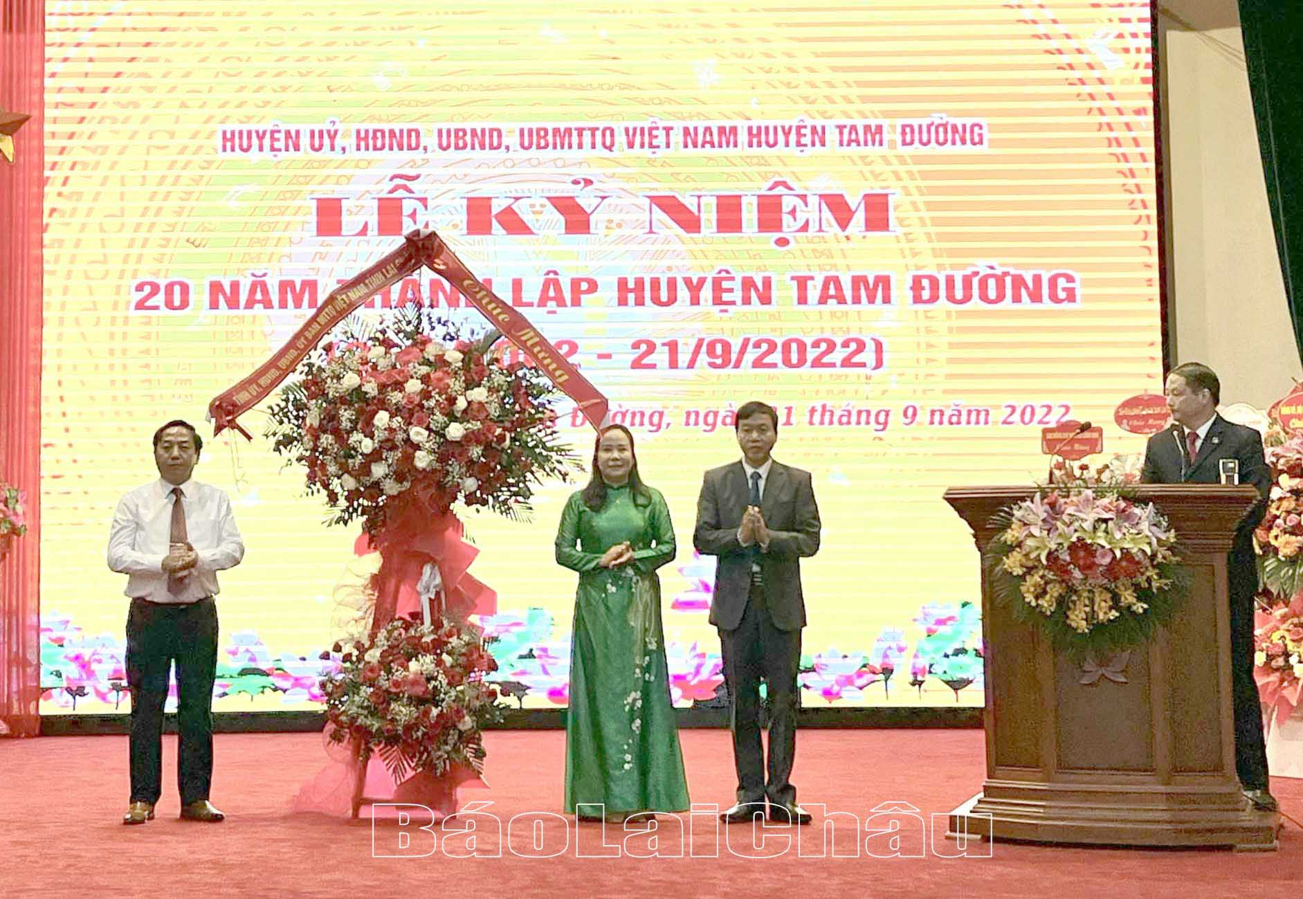 Đồng chí Lê Văn Lương - Phó Bí thư Thường trực Tỉnh ủy tặng hoa chúc mừng huyện Tam Đường nhân Kỷ niệm 20 năm ngày thành lập.