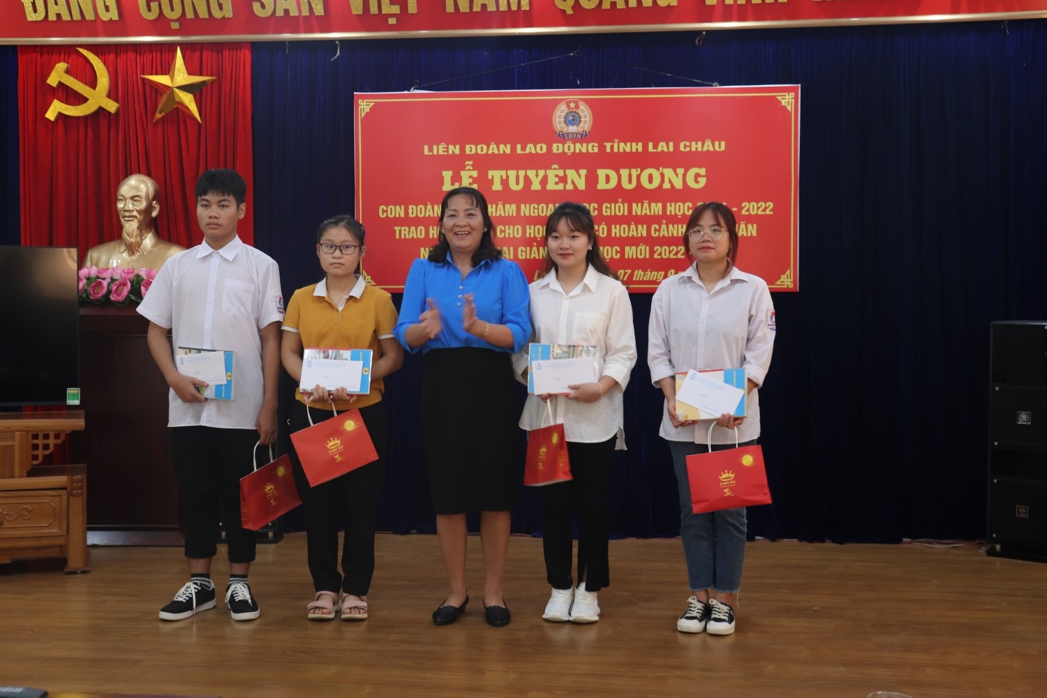 Lãnh đạo Liên đoàn Lao động tỉnh trao phần thưởng cho học sinh đạt giải trong các kỳ thi cấp Quốc gia năm học 2021 – 2022.