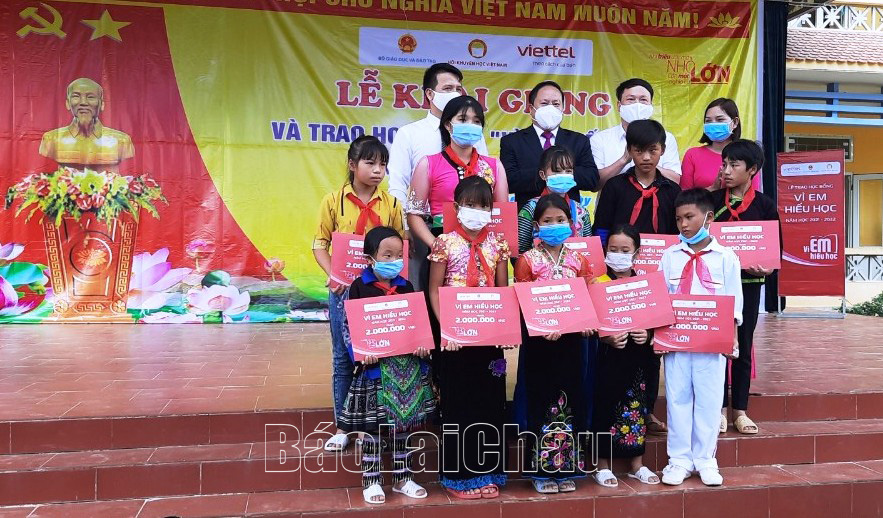 Các đồng chí lãnh đạo UBND tỉnh và Viettel Lai Châu trao học bổng cho học sinh hiếu học của tỉnh.