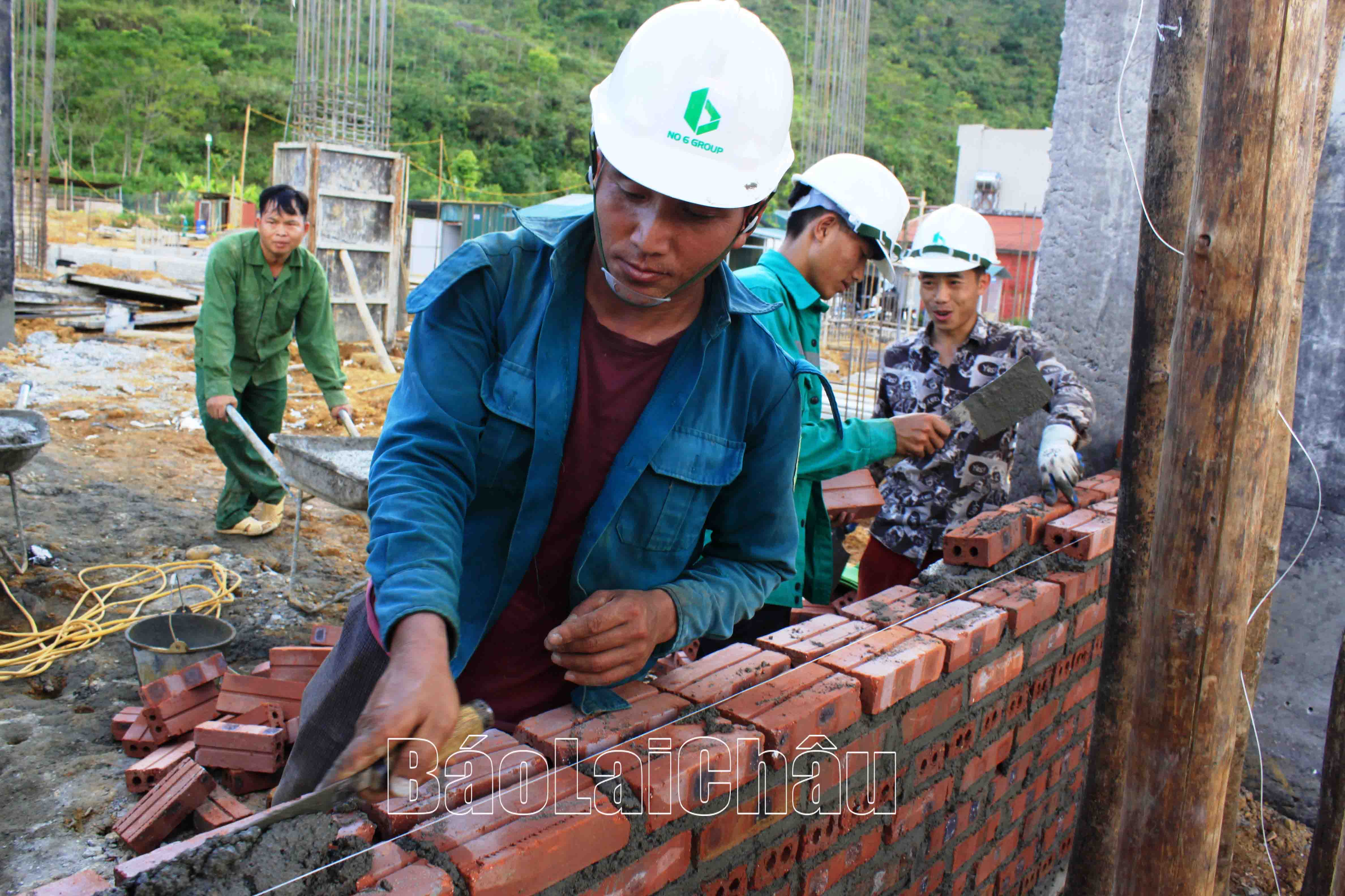 Công nhân Công ty TNHH số 6 Điện Biên thi công khu A, Khu Liên hợp thể thao tỉnh.