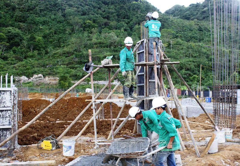 Đơn vị nhà thầu vừa đẩy nhanh tiến độ thi công, vừa đảm bảo an toàn lao động.