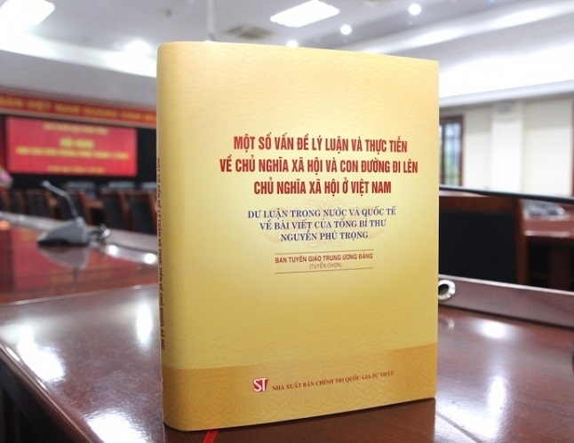 Cuốn sách “Một số vấn đề lý luận và thực tiễn về chủ nghĩa xã hội và con đường đi lên chủ nghĩa xã hội ở Việt Nam” của Tổng Bí thư Nguyễn Phú Trọng. (Ảnh: CTV).