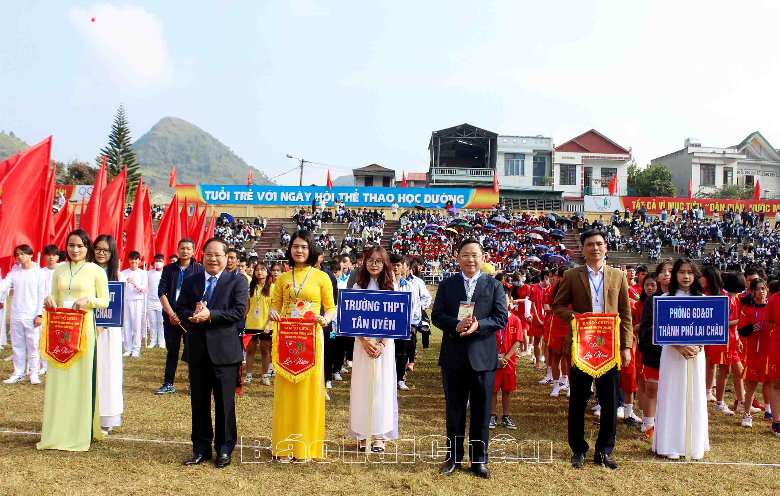 Đại diện lãnh đạo tỉnh trào cờ lưu niệm cho các đội tham gia Hội khỏe.