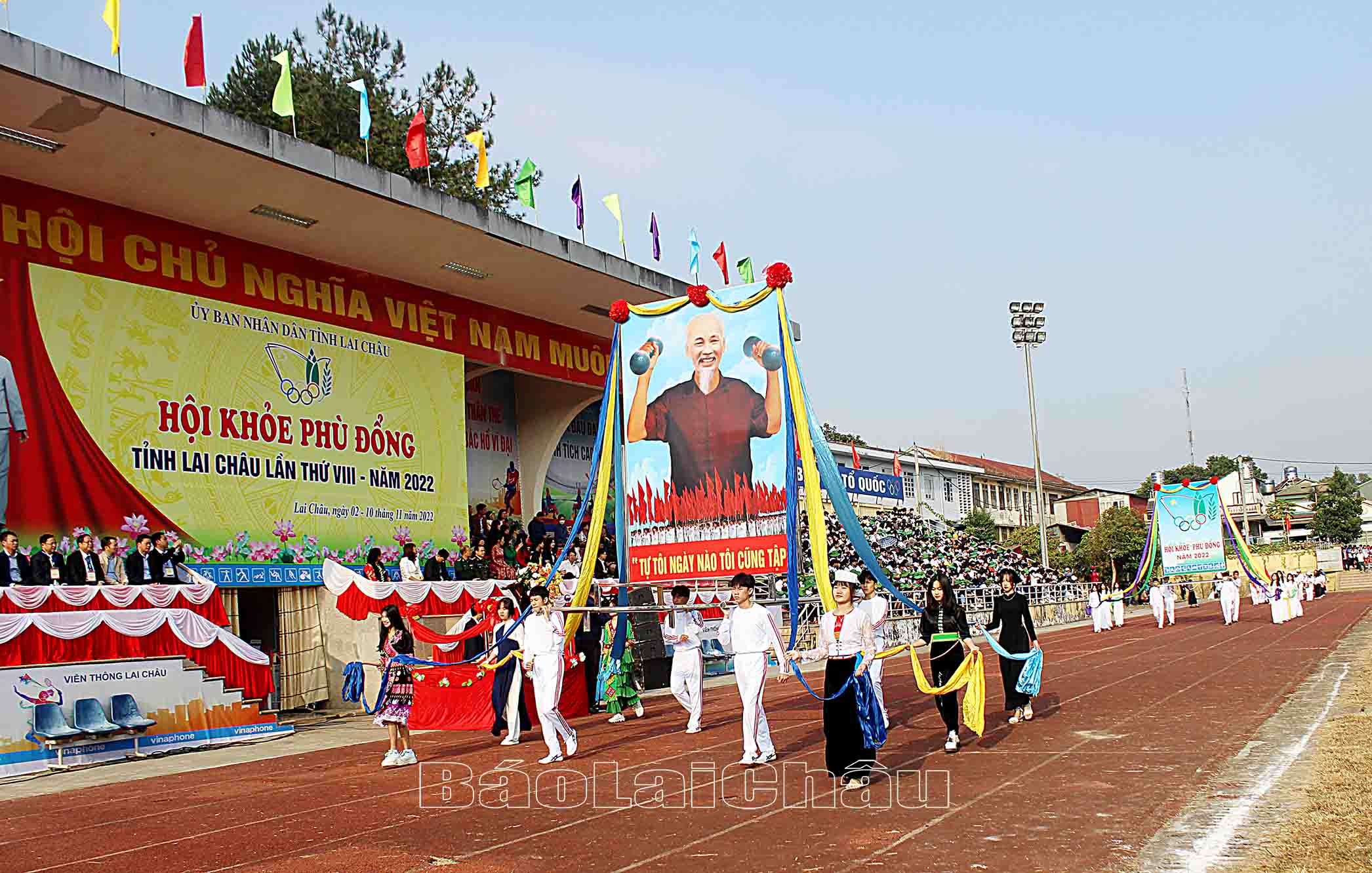 Diễu hành biểu dương lực lượng các khối tại Lễ khai mạc Hội khỏe.