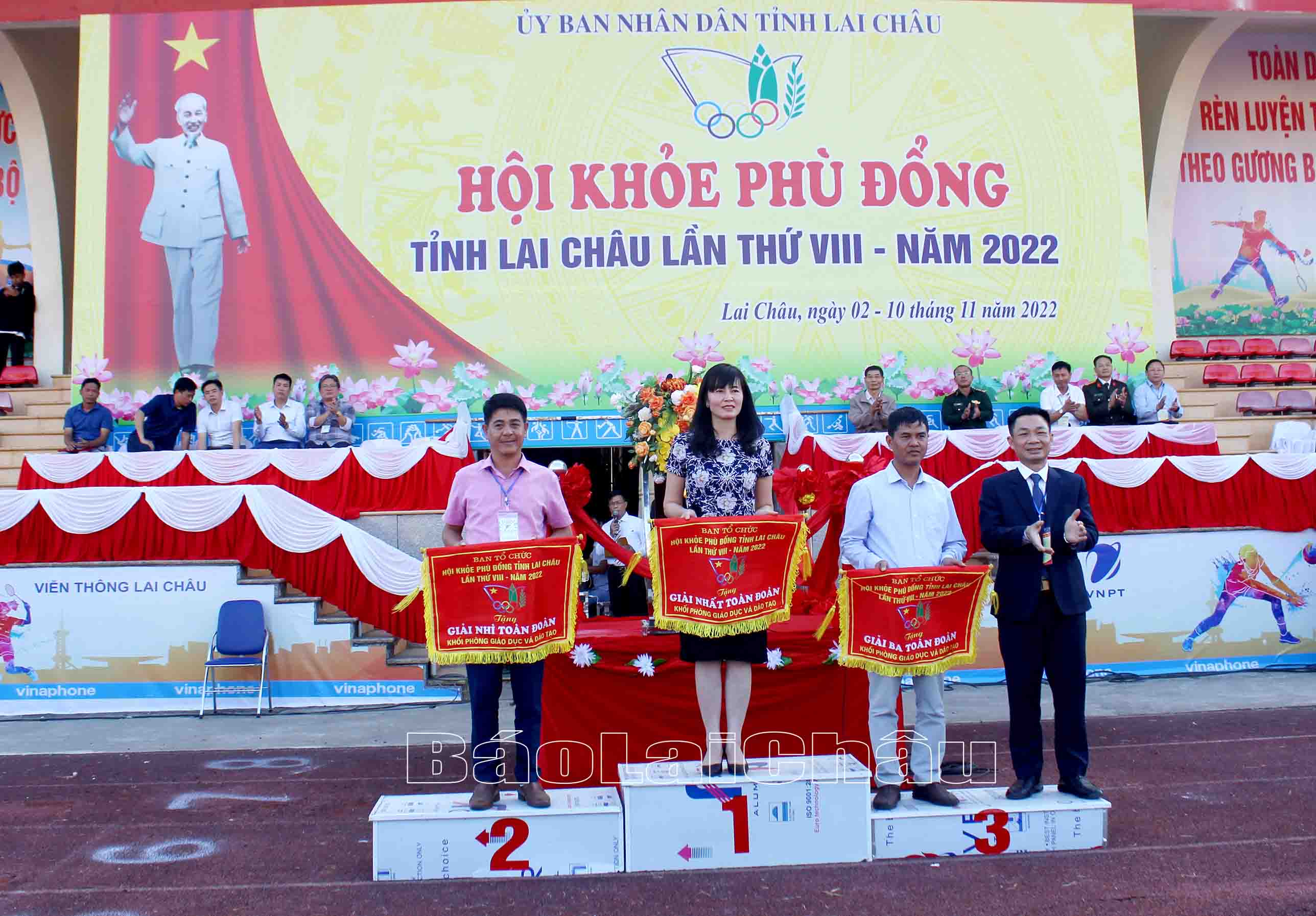 Đại diện lãnh đạo Sở Giáo dục và Đào tạo trao Giải Nhất, Nhì và Ba toàn đoàn cho các đơn vị thuộc khối các Phòng Giáo dục và Đào tạo. Đại diện lãnh đạo Sở Giáo dục và Đào tạo trao Giải Nhất, Nhì và Ba toàn đoàn cho các đơn vị thuộc khối các Phòng Giáo dục và Đào tạo.