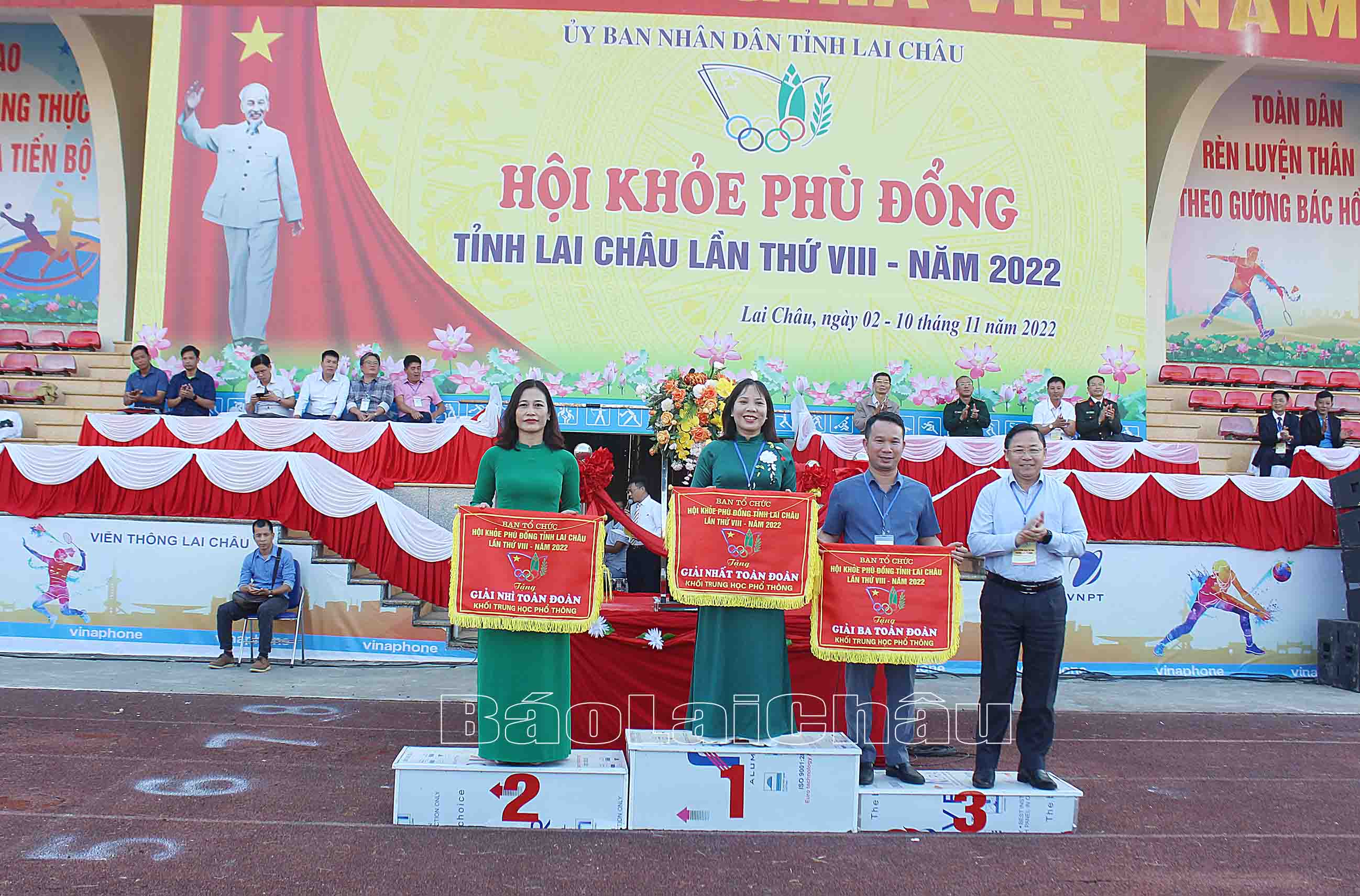 Đồng chí Đinh Trung Tuấn - Giám đốc Sở Giáo dục và Đào tạo, Trưởng Ban Tổ chức Hội khỏe Phù Đổng tỉnh trao Giải Nhất, Nhì và Ba toàn đoàn cho các đơn vị thuộc Khối các Trường Trung học Phổ thông. Đồng chí Đinh Trung Tuấn - Giám đốc Sở Giáo dục và Đào tạo, Trưởng Ban Tổ chức Hội khỏe Phù Đổng tỉnh trao Giải Nhất, Nhì và Ba toàn đoàn cho các đơn vị thuộc Khối các Trường Trung học Phổ thông.