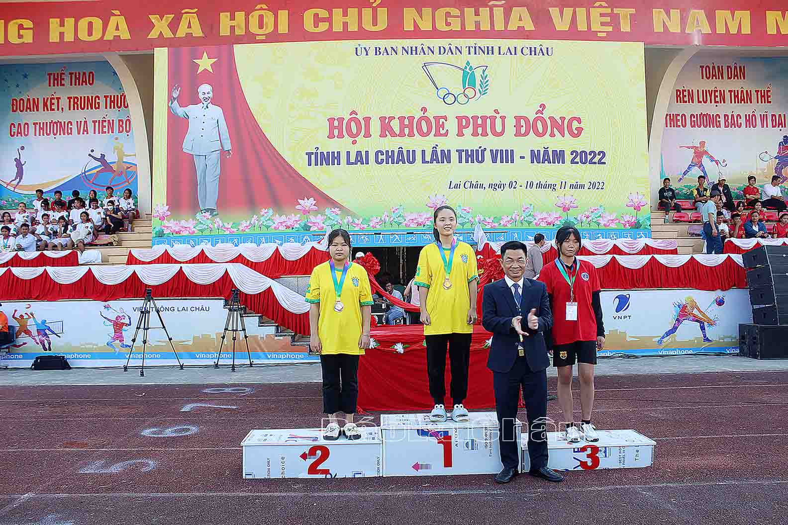 Đại diện lãnh đạo Sở Giáo dục và Đào tạo trao Huân chương vàng, bạc, đồng cho vận động viên đạt giải Hội Khỏe.