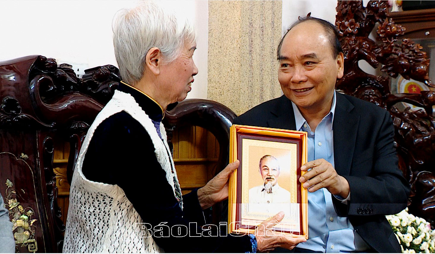 tặng bức tranh chân dung Chủ tịch Hồ Chí Minh.