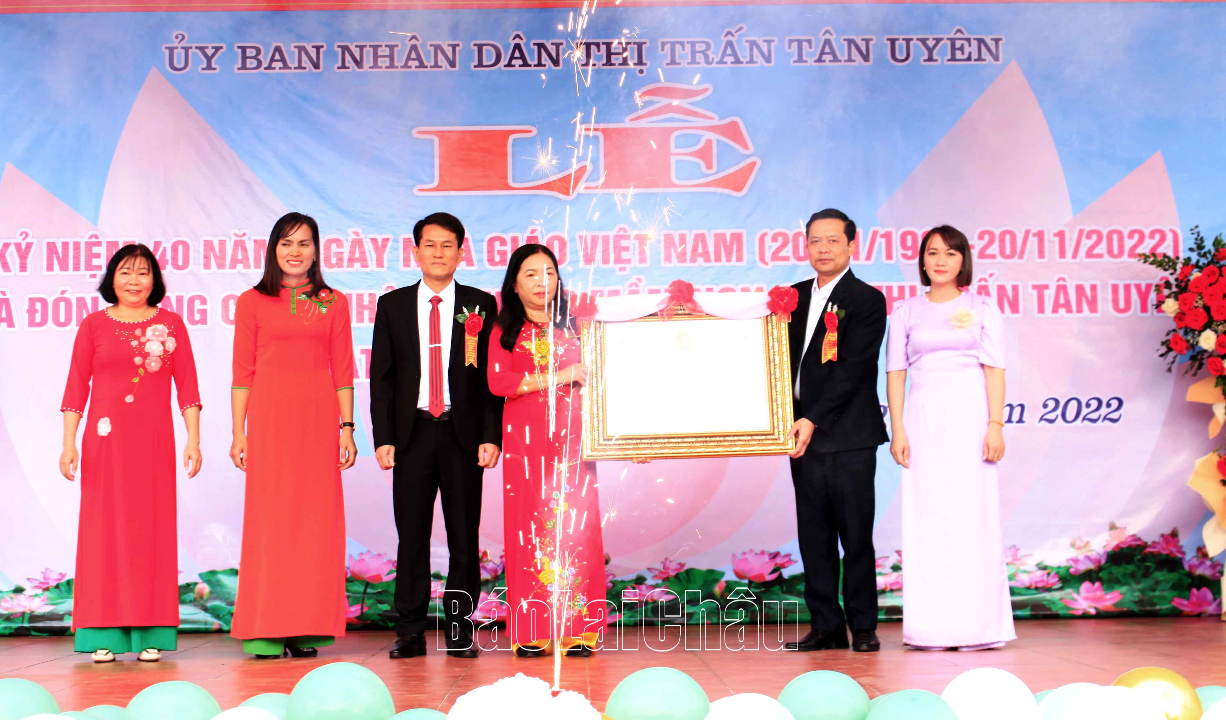 Đồng chí Lò Văn Biên - Phó Chủ tịch UBND huyện trao bằng công nhận danh hiệu trường đạt chuẩn Quốc gia mức độ 1 cho trường Mầm non số 1 thị trấn Tân Uyên.