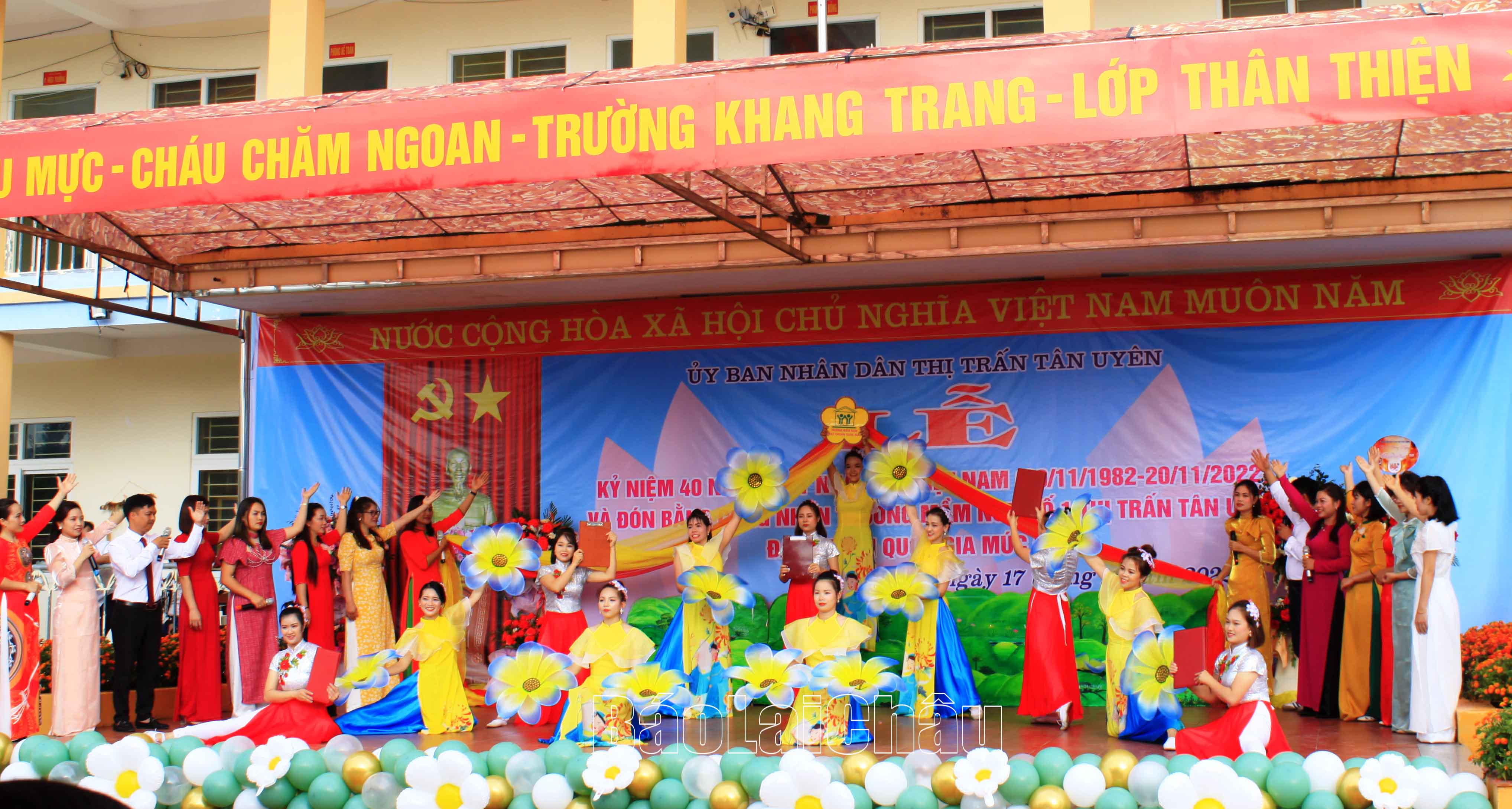 Tiết mục văn nghệ chào mừng tại buổi lễ.