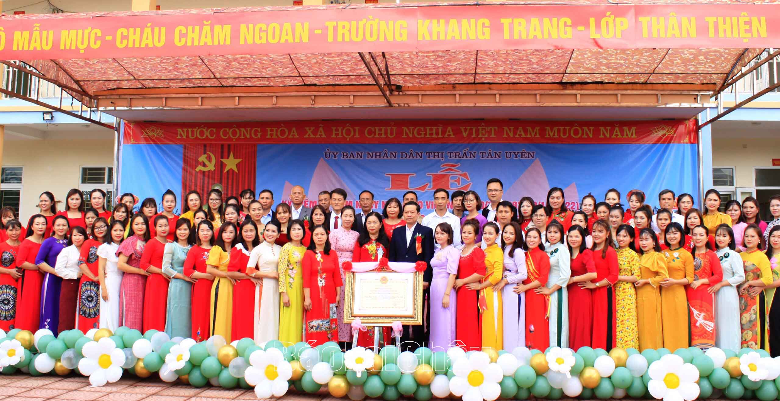 Các đại biểu chụp ảnh lưu niệm, chúc mừng tập thể giáo viên nhà trường nhân kỷ niệm Ngày Nhà giáo Việt Nam (20/11) và đón nhân danh hiệu trường đạt chuẩn Quốc gia mức độ 2.