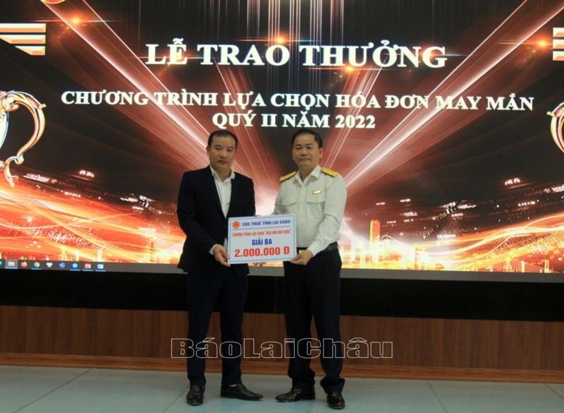 Trao giải chương trình “Hóa đơn may mắn” quý II và bấm số lựa chọn “Hóa đơn may mắn” quý III năm 2022