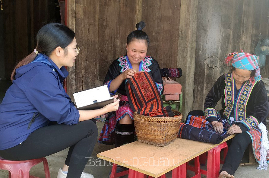 Công chức xã Giang Ma (huyện Tam Đường) tuyên truyền Luật Bình đẳng giới tới bà con dân tộc Mông ở bản Phìn Chải.