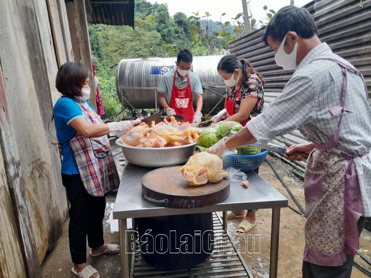 Nhân viên nấu ăn tại Trường Tiểu học xã Nậm Chà chuẩn bị bữa ăn cho học sinh bán trú. 