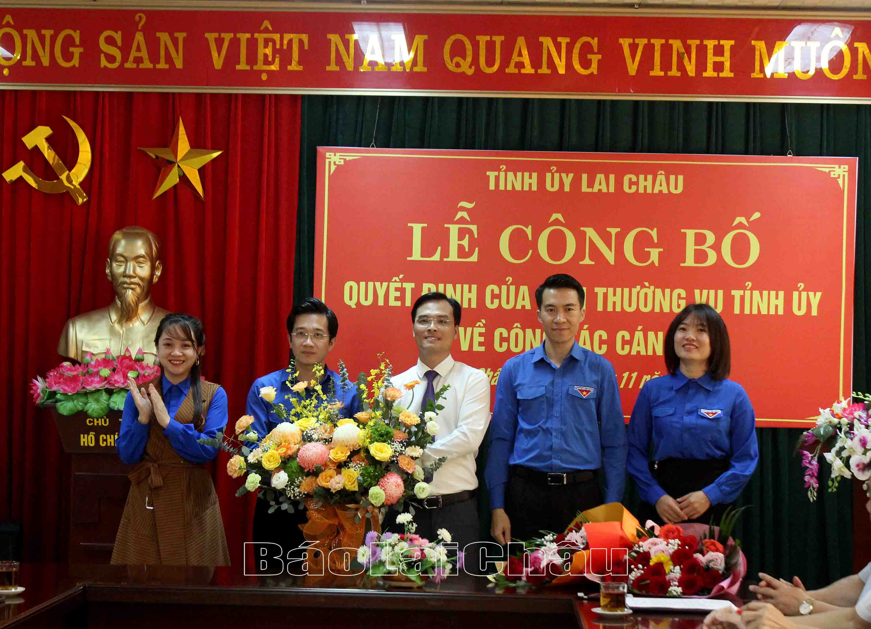 Đại diện lãnh đạo Tỉnh đoàn tặng hoa chúc mừng đồng chí Phạm Ngọc Đang.