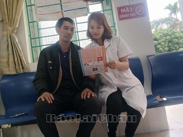 Cán bộ trạm tư vấn cho người dân về tác hại của thuốc lá