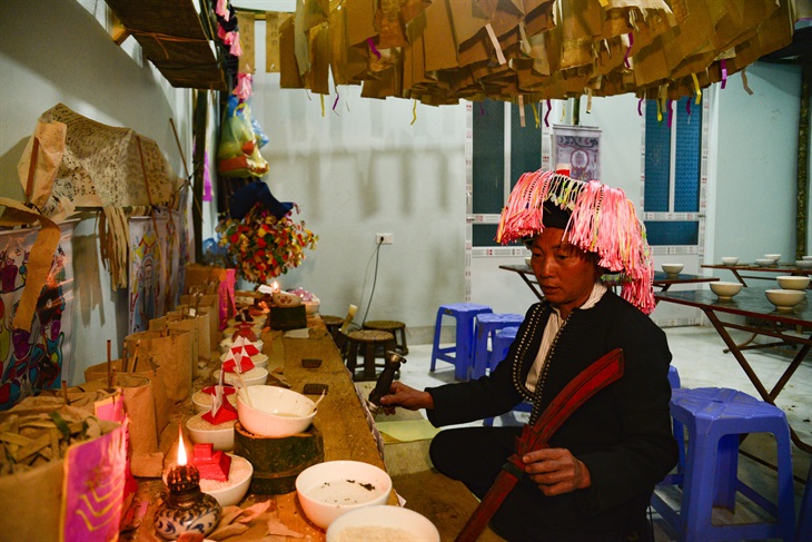 Thầy cúng xin phép thần linh làm thủ tục thụ lễ cho người được cấp sắc. Ảnh: Hà Minh Hưng