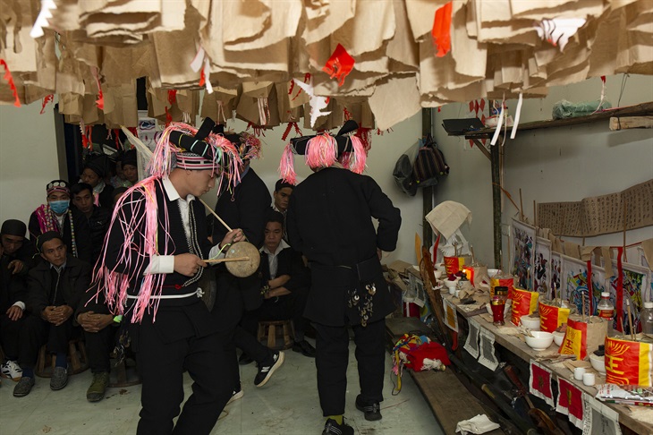 Múa trước bàn thờ chính (một hình thức diễn xướng) trong lễ cấp sắc của đồng bào Dao. Ảnh: Hà Minh Hưng