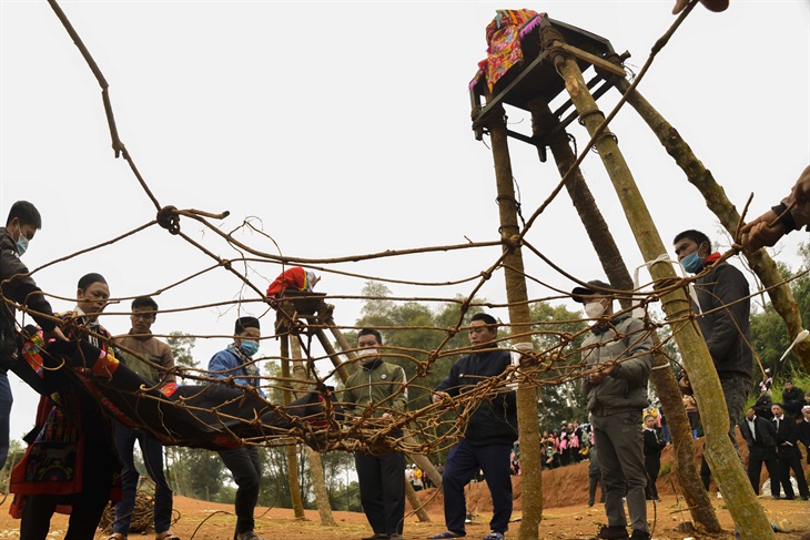 Nghi lễ quan trọng nhất trong lễ Tủ cải là lễ nhảy đài, từ đó, người đàn ông đã được công nhận là trưởng thành. Ảnh: Hà Minh Hưng