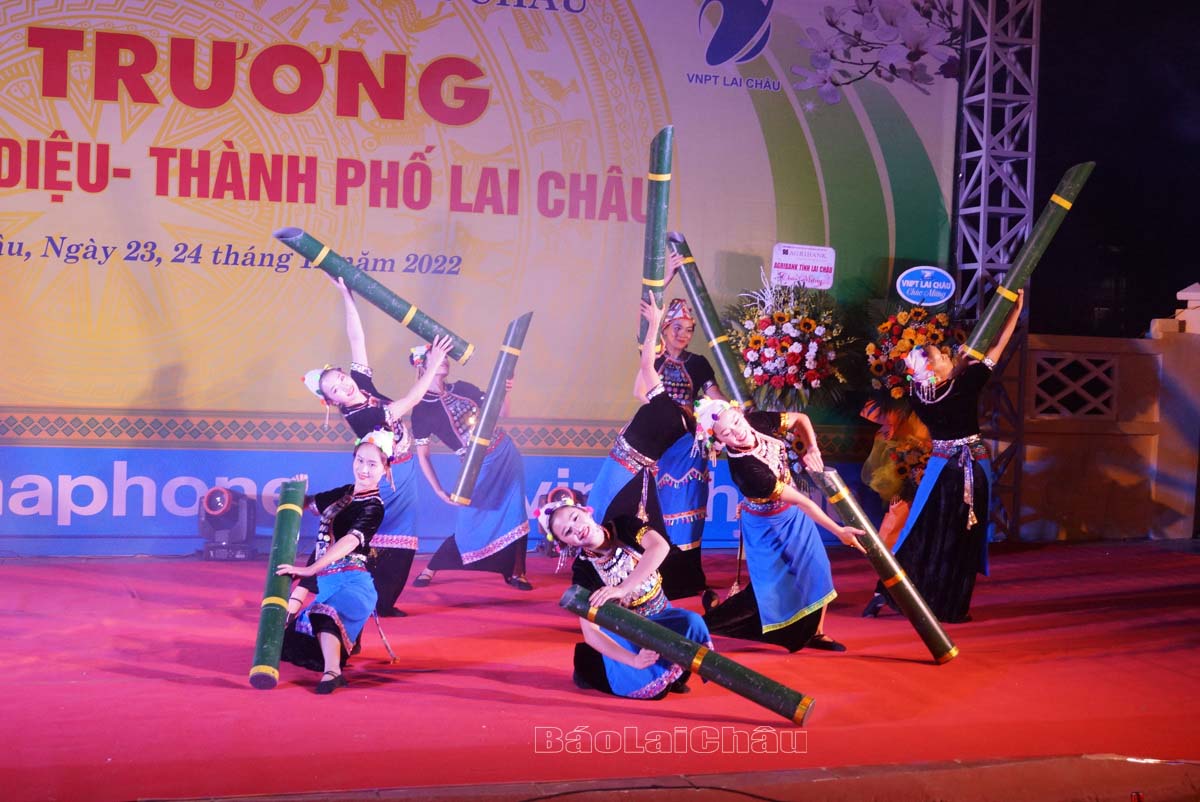 Các tiết mục chào mừng khai trương phố đi bộ.