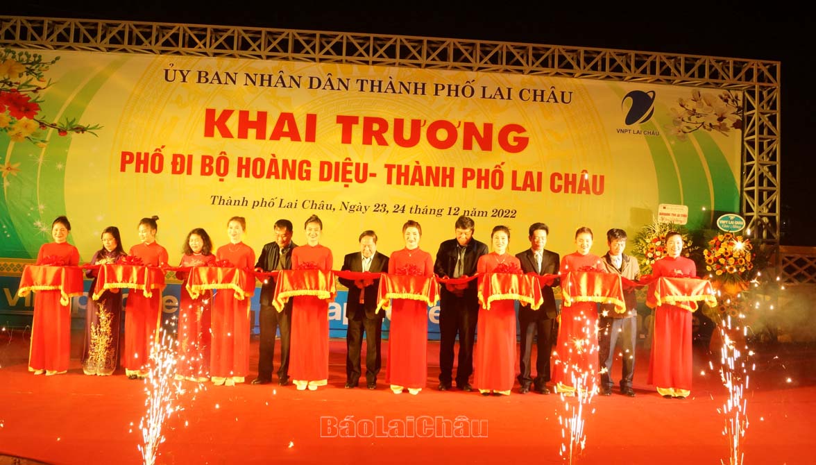 Đại biểu cắt băng