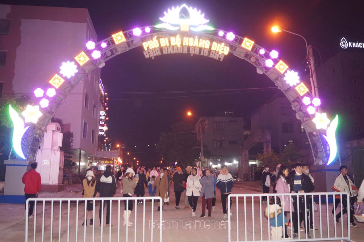 ... thu hút đông đảo người dân đến tham quan và trải nghiệm.