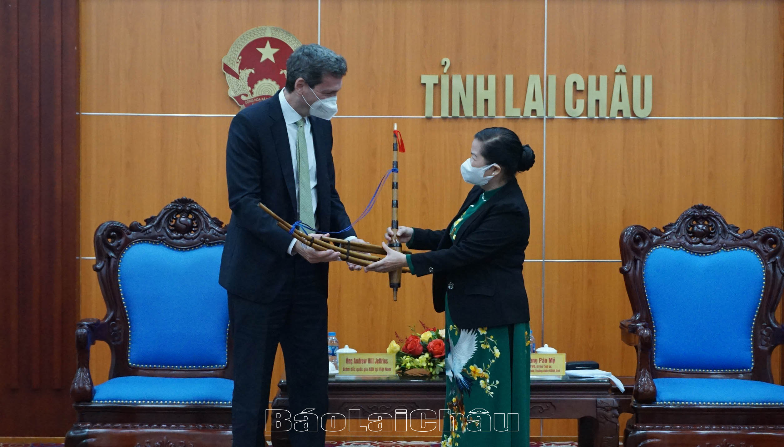 tặng khèn mông