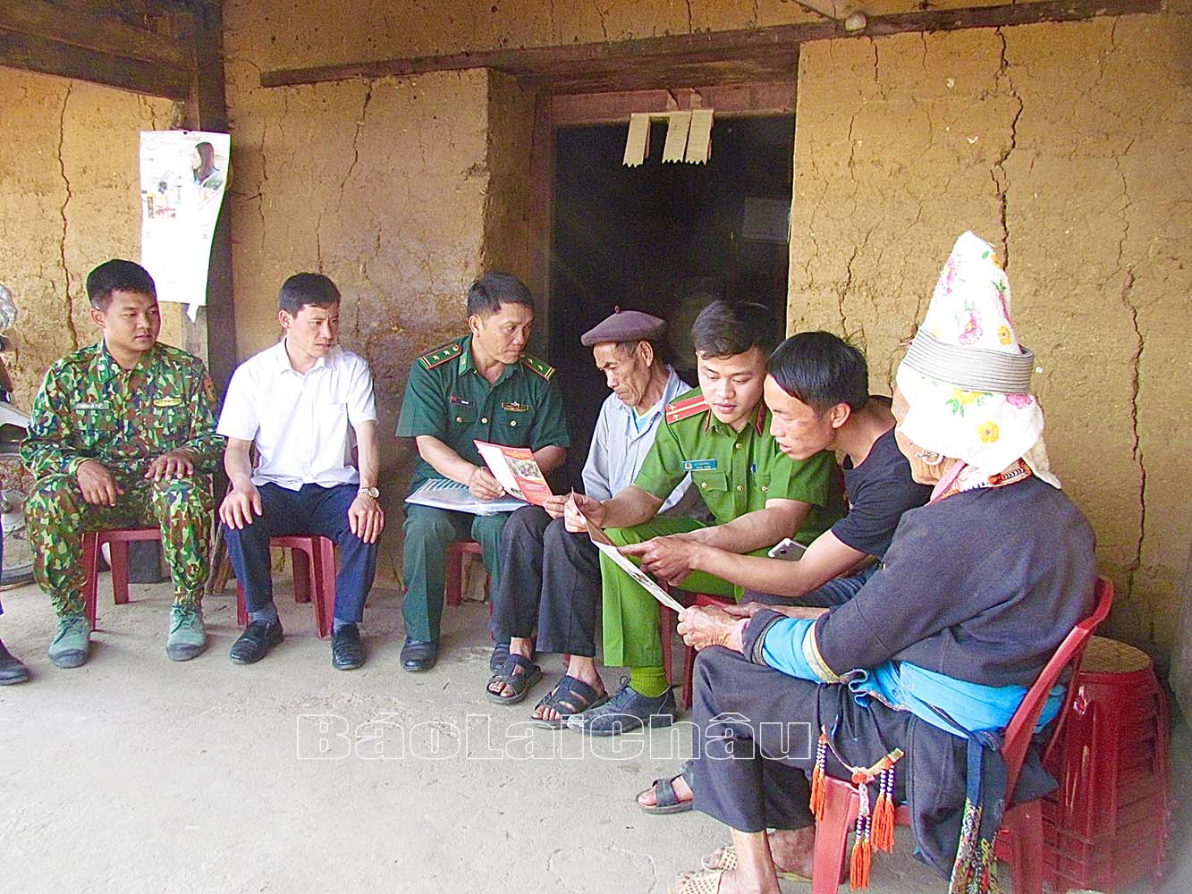 Lực lượng Công an, Biên phòng xã Vàng Ma Chải, huyện Phong Thổ tuyên truyền, phổ biến giáo dục pháp luật cho người dân Lực lượng Công an, Biên phòng xã Vàng Ma Chải, huyện Phong Thổ tuyên truyền, phổ biến giáo dục pháp luật cho người dân