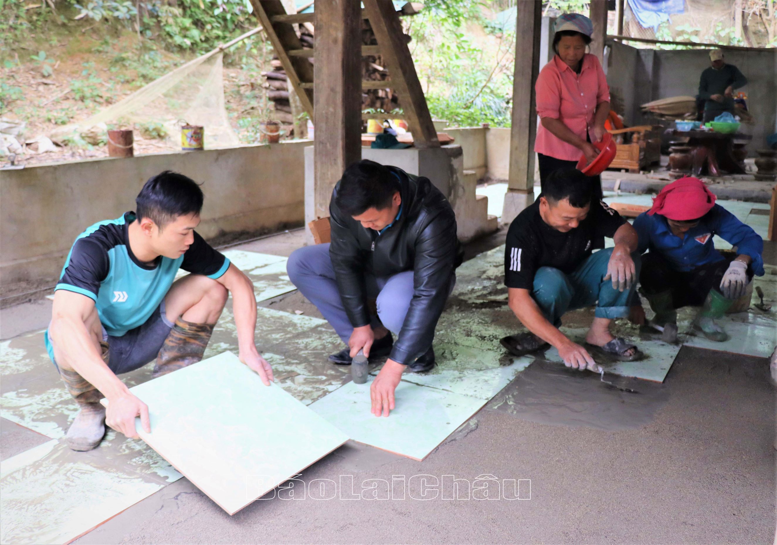 Người dân bản Co Lẹ (xã Nậm Mạ) giúp nhau sửa sang nhà cửa.
