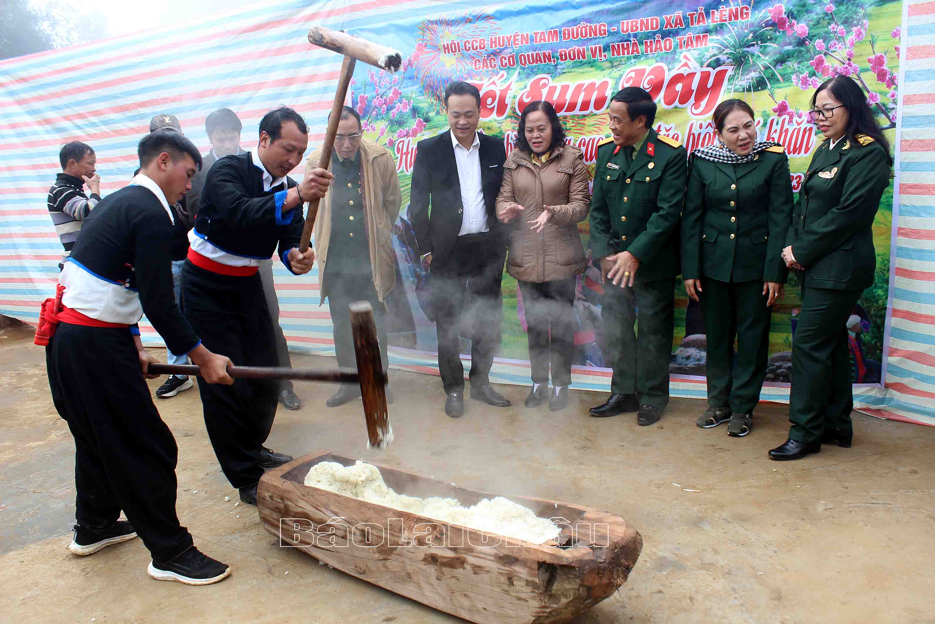 Người dân bản bản Phìn Ngan Lao Chải (xã Tả Lèng, huyện Tam Đường) giã bánh giày.