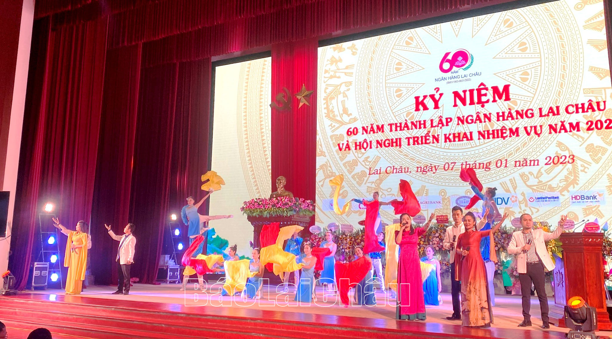 Chương trình văn nghệ chào mừng buổi lễ.