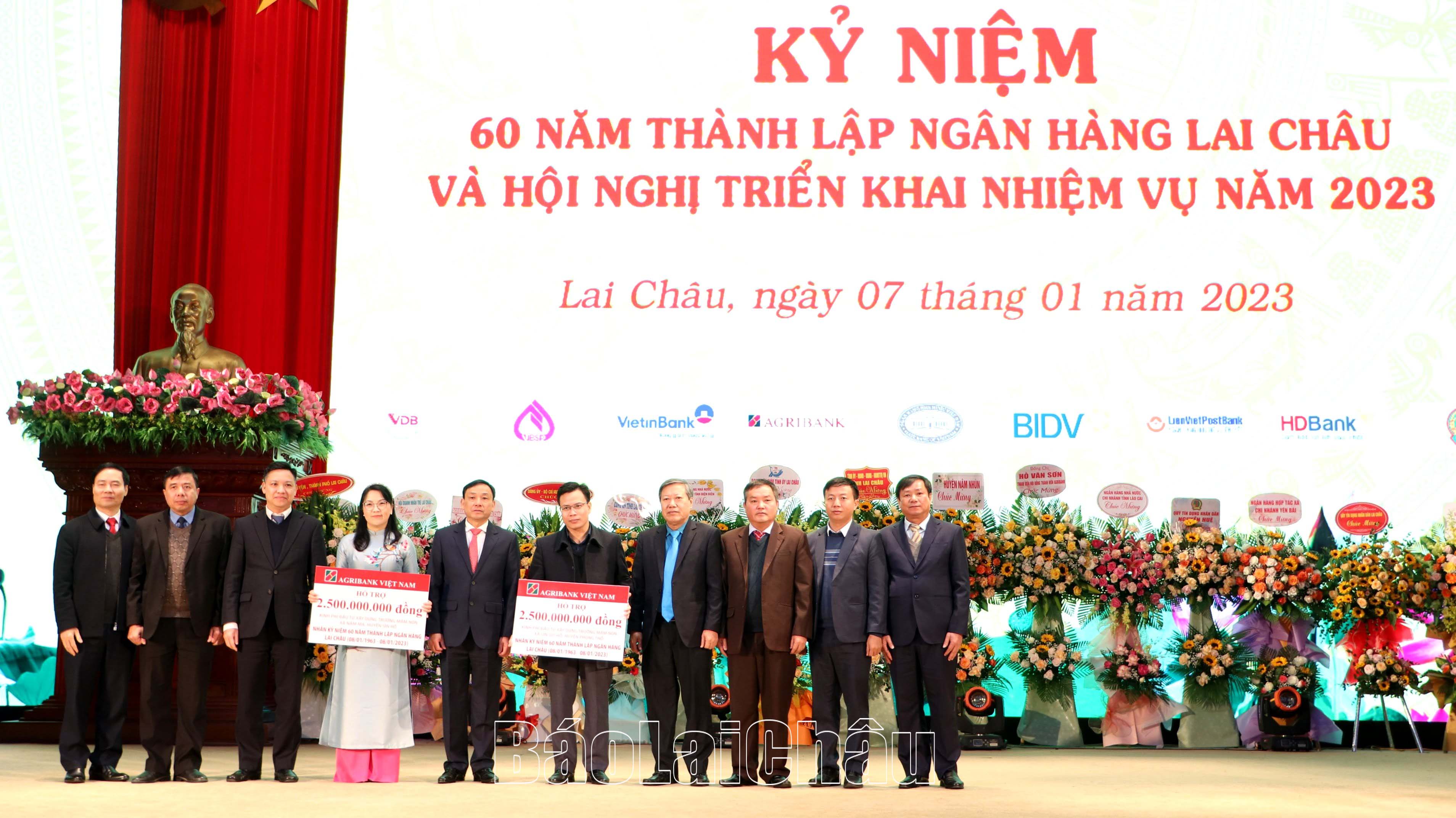Đại diện lãnh đạo Ngân hàng NN&PTNT Việt Nam trao tượng trưng tiền ủng hộ cho 2 huyện Sìn Hồ, Phong Thổ.