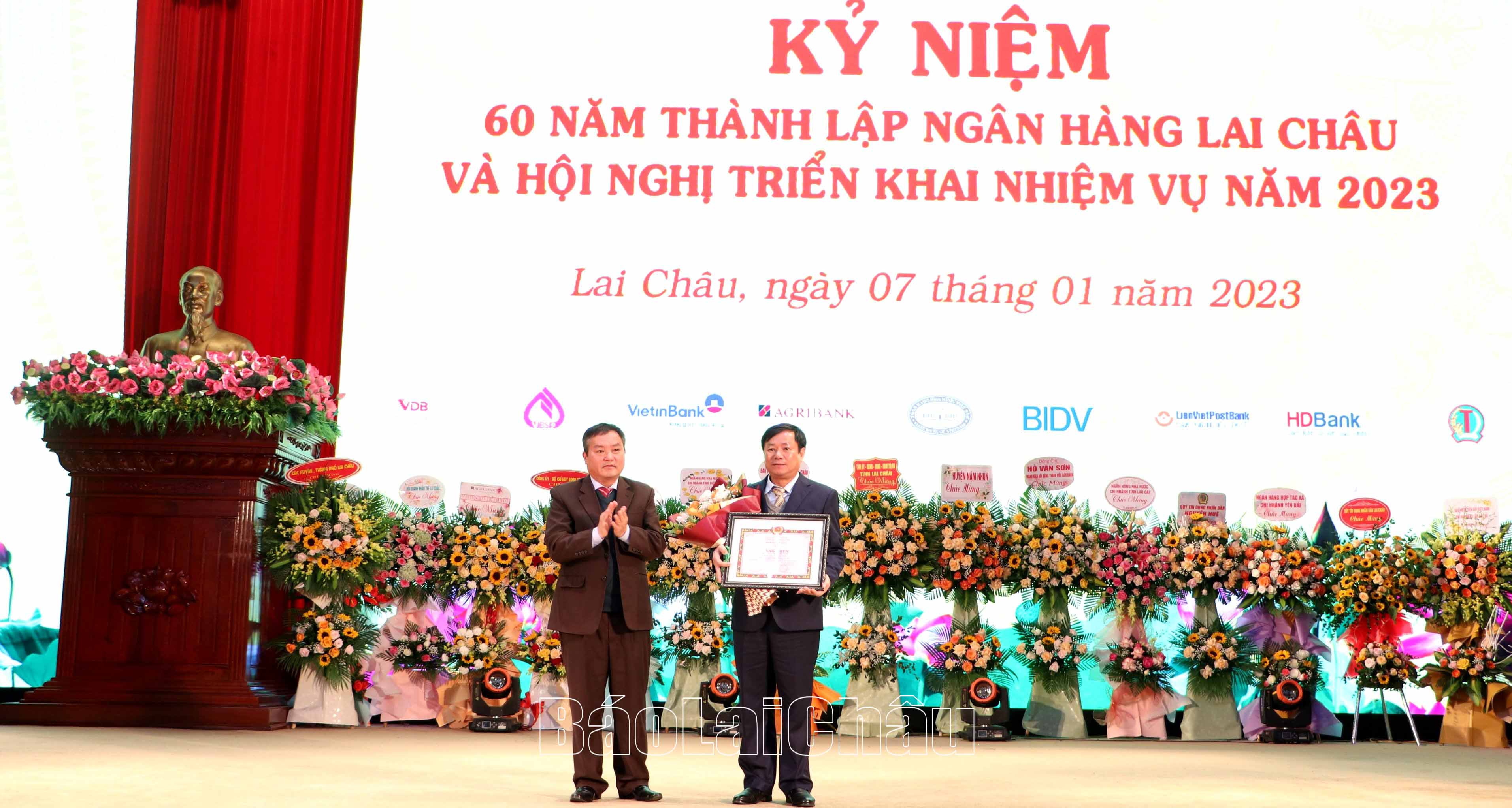 Đồng chí Giàng A Tính - Ủy viên Ban Thường vụ Tỉnh ủy, Phó Chủ tịch UBND tỉnh trao bằng khen của Ban Tuyên giáo Trung ương cho tập thể Ngân hàng Nhà nước Việt Nam Chi nhánh tỉnh.