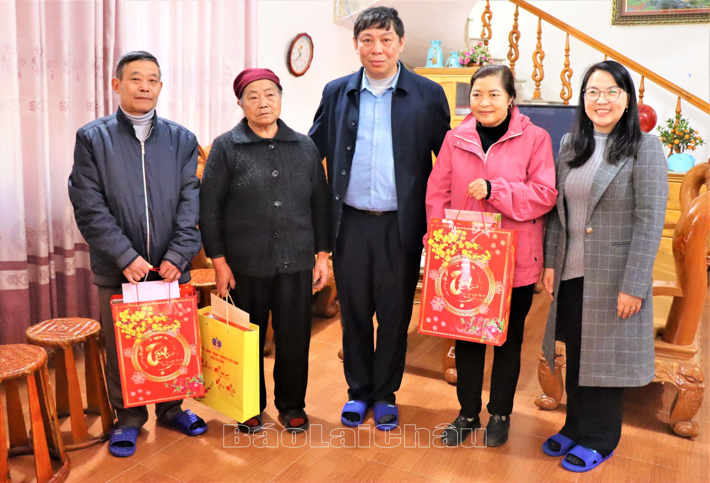 Đoàn công tác thăm hỏi cán bộ hưu trí tại khu phố 5 (thị trấn Sìn Hồ).