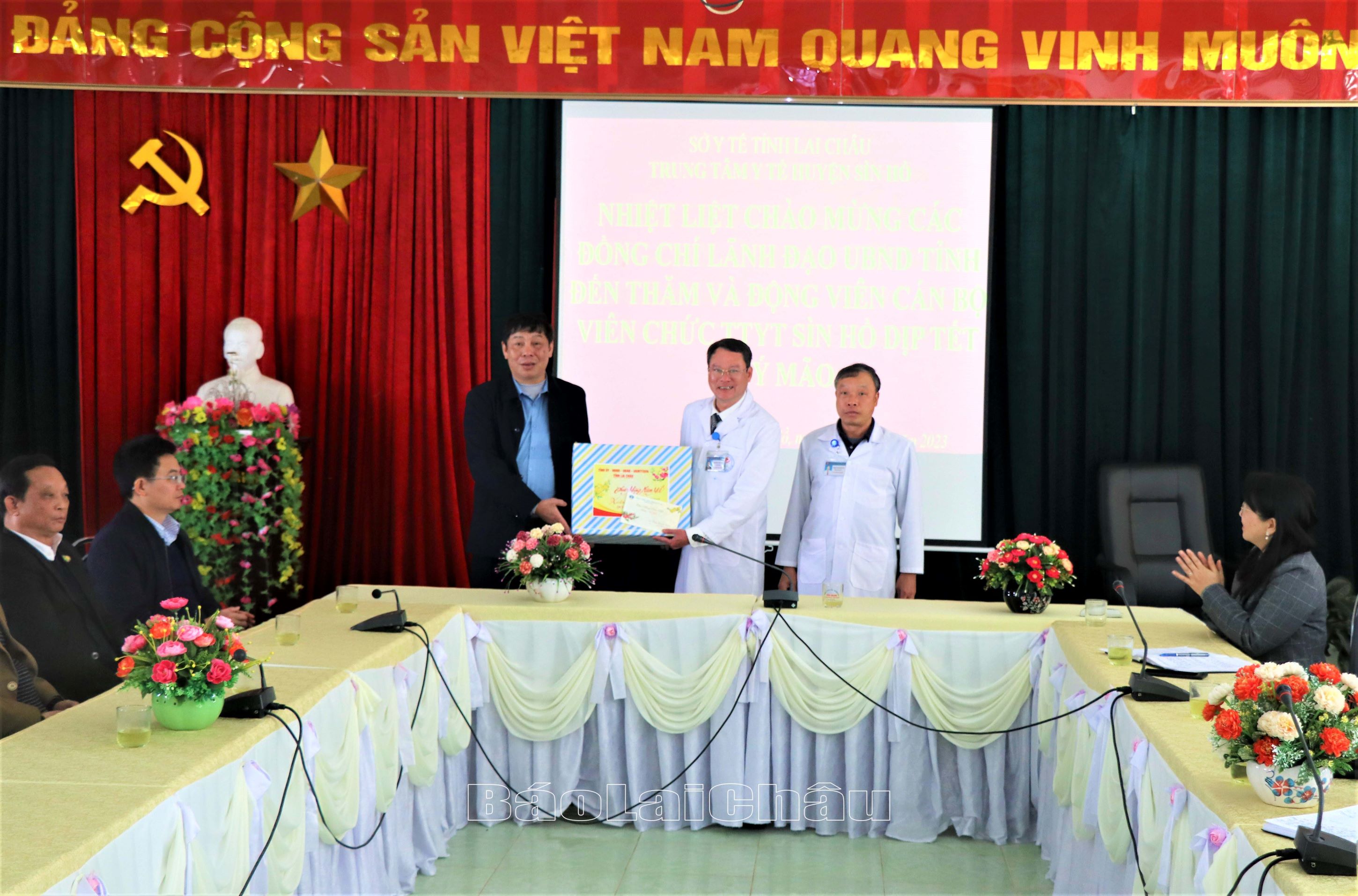 Đồng chí Hoàng Hưu An, Uỷ viên Ban Thường vụ Tỉnh ủy, Trưởng Ban Nội chính Tỉnh ủy tặng quà cho Trung tâm Y tế huyện Sìn Hồ.