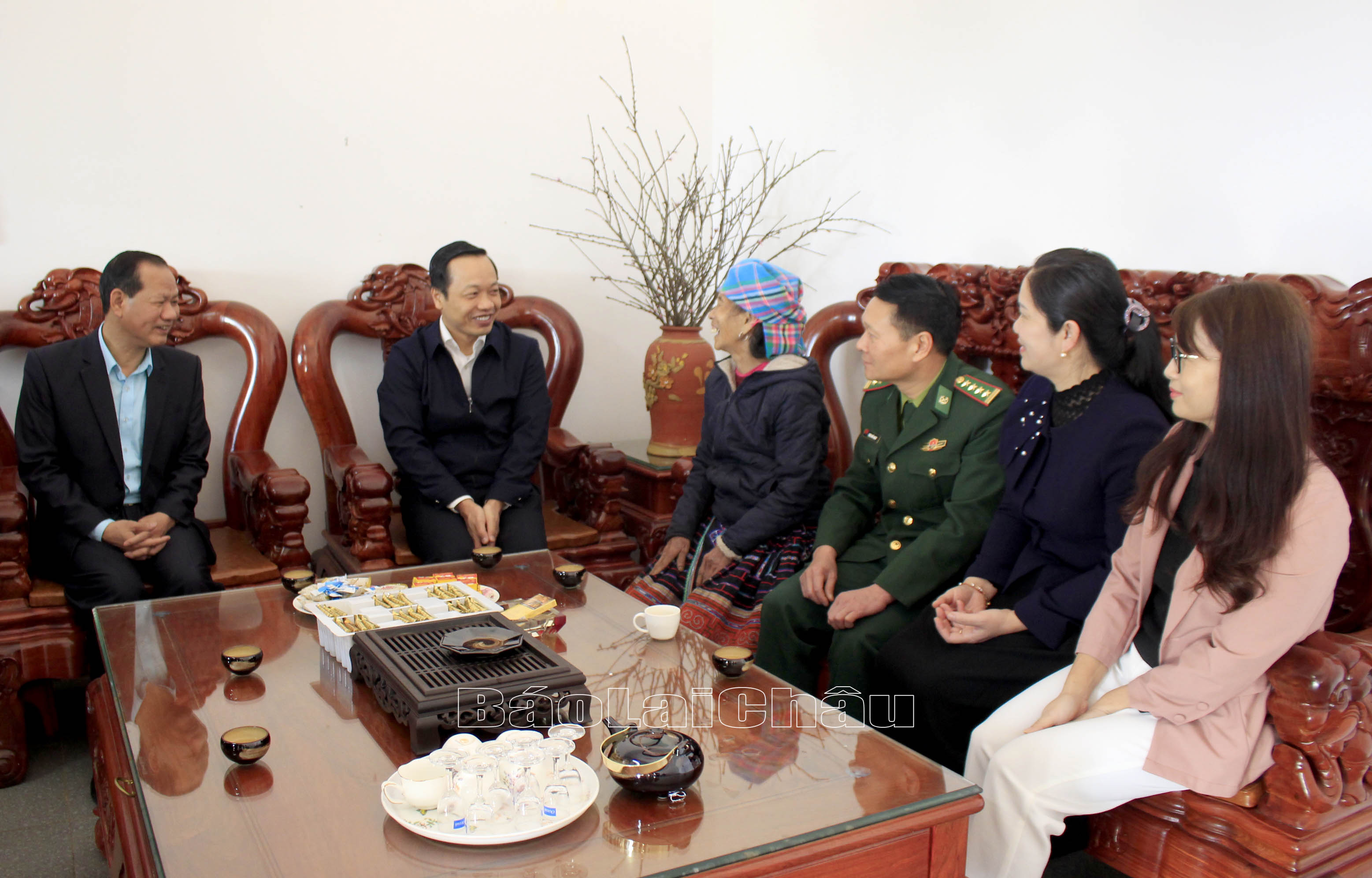 Đồng chí Trần Tiến Dũng - Phó Bí thư Tỉnh uỷ, Chủ tịch UBND tỉnh cùng Đoàn công tác của tỉnh trò chuyện, hỏi thăm sức khoẻ gia đình nguyên lãnh đạo tỉnh đang sinh sống tại thành phố Lai Châu. 