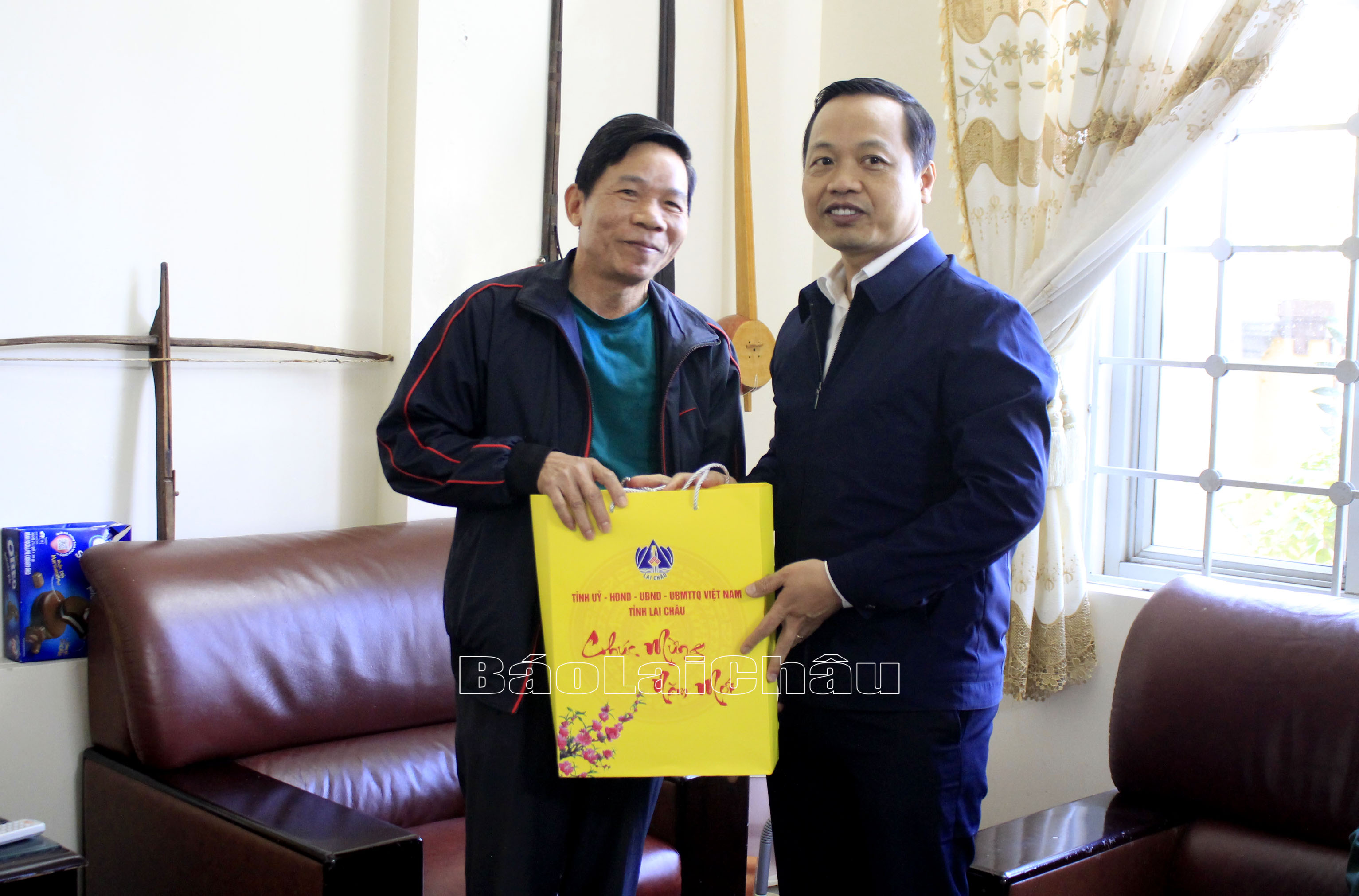 Đồng chí Trần Tiến Dũng - Phó Bí thư Tỉnh uỷ, Chủ tịch UBND tỉnh tặng quà của Tỉnh uỷ - HĐND - UBND - Uỷ ban Mặt trận tổ quốc Việt Nam tỉnh cho các đồng chí nguyên lãnh đạo tỉnh nhân dịp tết Nguyên đán Quý Mão năm 2023. 