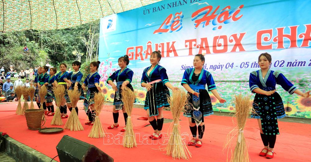 Tiết mục văn nghệ dự thi được các cô gái dân tộc Mông thể hiện thành công trên sân khấu.