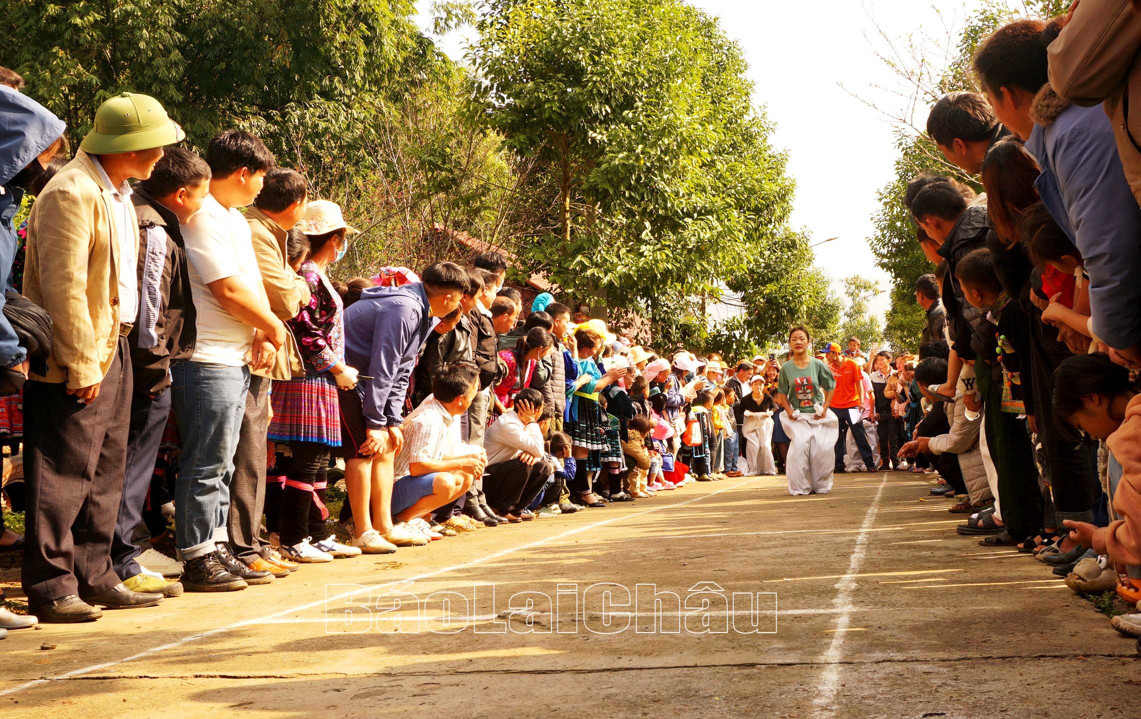 … thi nhảy bao bố.