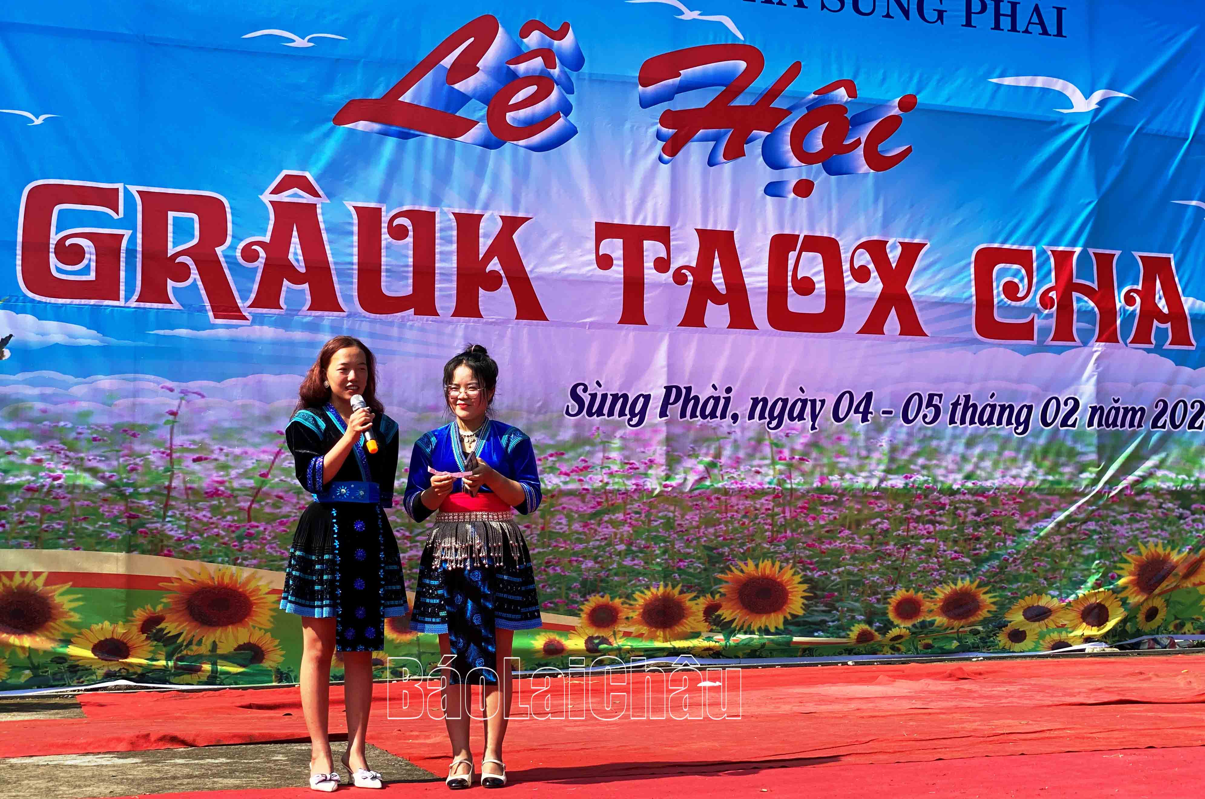 … tham gia trò chơi hái hoa dân chủ.