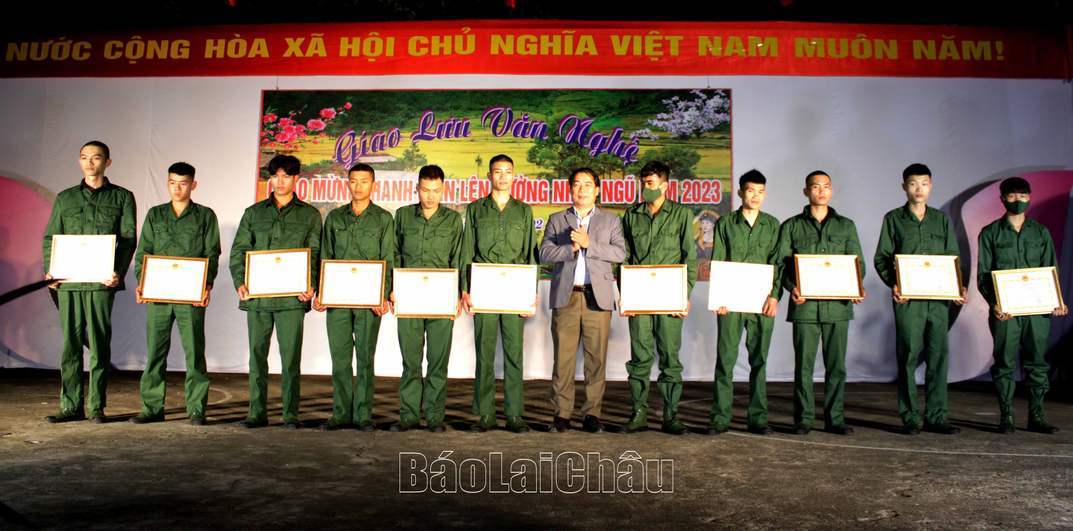 Đồng chí Nguyễn Thanh Văn – Chủ tịch UBND huyện, Chủ tịch Hội đồng Nghĩa vụ quân sự huyện Tân Uyên tặng giấy khen cho các cá nhân.